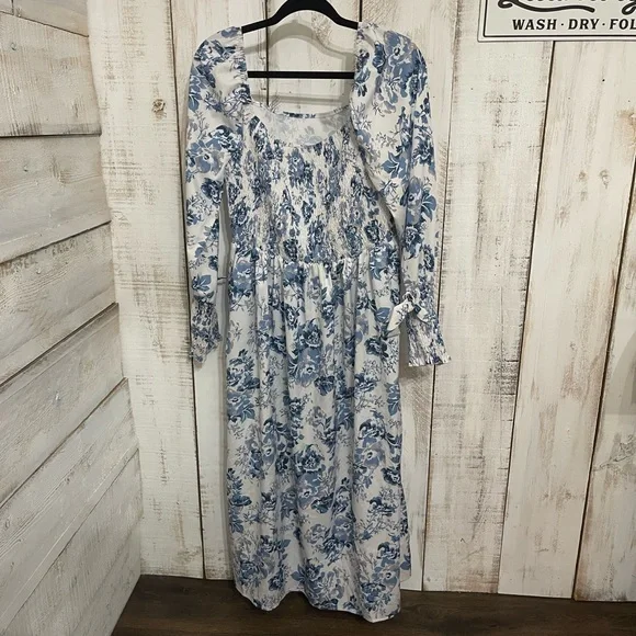 Women’s dress - Picture 1 of 3